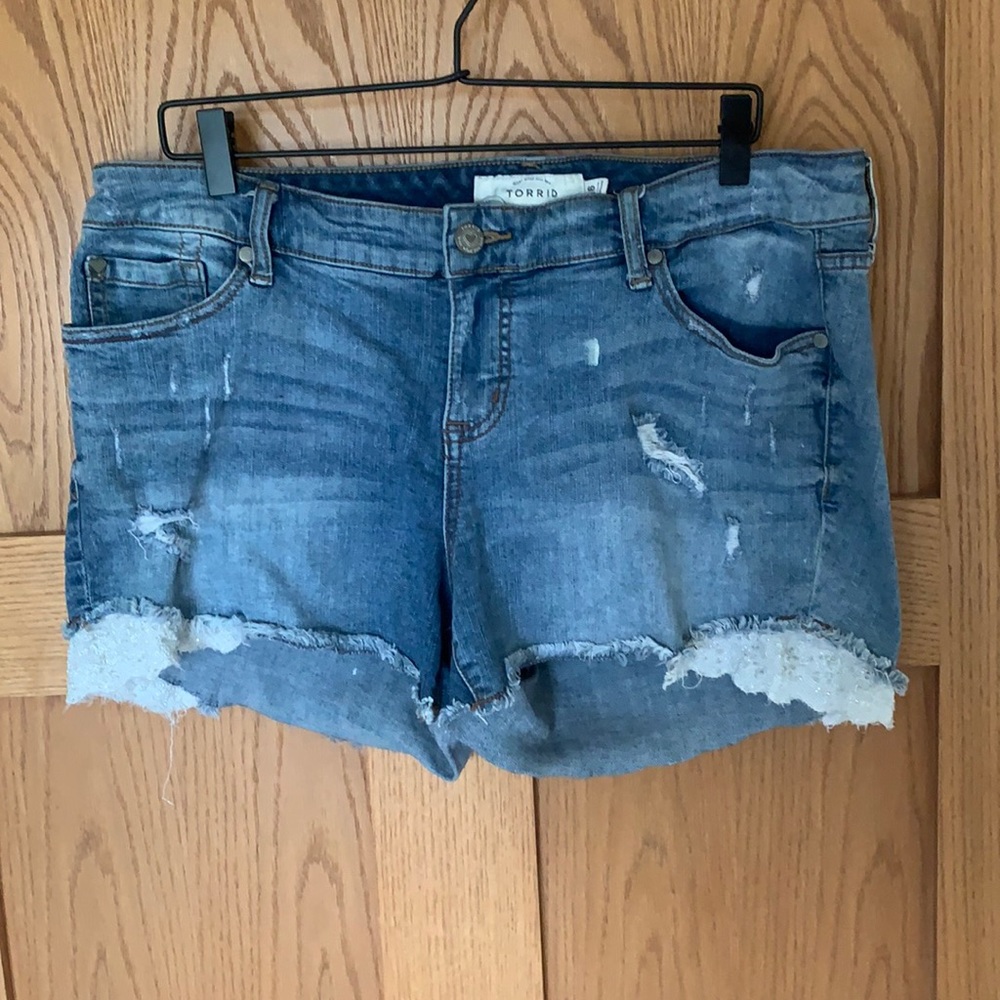 Torrid Light Wash Distressed With Lace Shorts 16